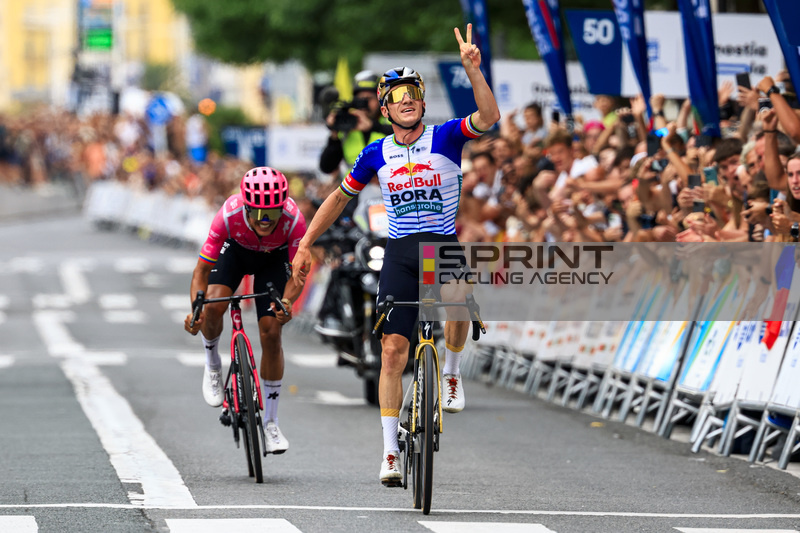Donostia San Sebastian Klasikoa 2026 - 45th Edition San Sebastian - San Sebastian 221.2 km - 01/08/2026 - Remco Evenepoel (BEL - Red Bull - BORA - hansgrohe) - Richard Carapaz (ECU - EF Education - EasyPost) - photo Luis Angel Gomez/SprintCyclingAgency©20